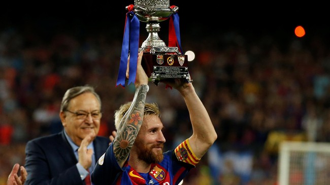 Dua gol Arda Turan, dan satu gol sundulan Messi membuat Barcelona menang 3-0 aas Sevilla di leg kedua Piala Super Spanyol.
