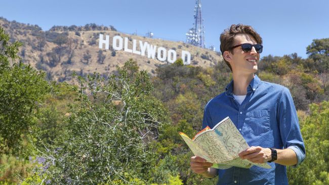 Melintasi rumah-rumah megah di perbukitan Hollywood memang jadi tur yang menarik. Namun tidak semua agen wisatanya mumpuni.