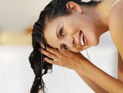 Wolicheck: Sering Keramas Bikin Rambut Cepat Panjang, Apa Kata Dokter?