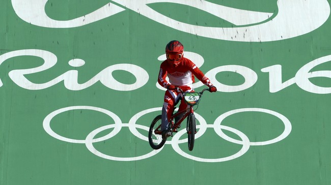 Atlet sepeda BMX Indonesia, Toni Syarifudin, mengalami kecelakaan pada perempat final  dan mengalami cedera bahu kiri.