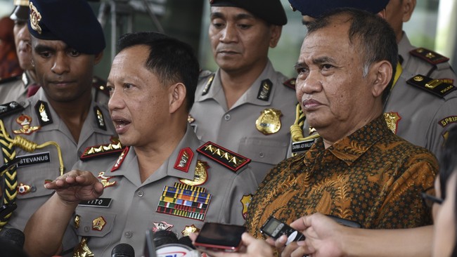 Dua bulan lebih, polisi belum dapat menangkap pelaku penyiraman air keras terhadap Novel Baswedan. KPK akan membahas strategi untuk mengungkap kasus Novel.