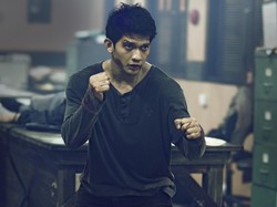 Iko Uwais Keroyok Pria Pakai Tangan Kosong, Begini Kondisi Korban