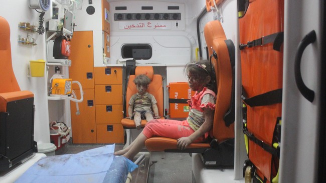 Media China menuding bahwa foto Omran Daqneesh, bocah Aleppo yang terluka, merupakan bagian dari propaganda perang oleh Barat.