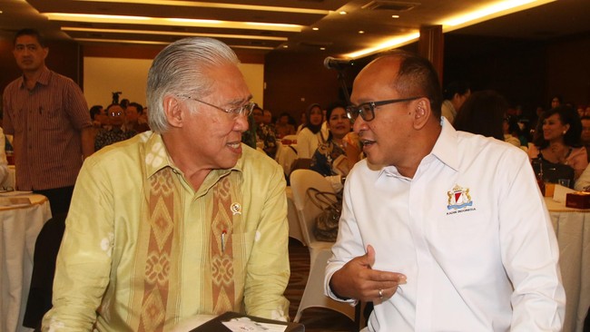 Pemerintah lebih condong mempercepat pembangunan rumah murah, sementara Kadin mengusulkan agar pengaturan e-commerce dikedepankan.