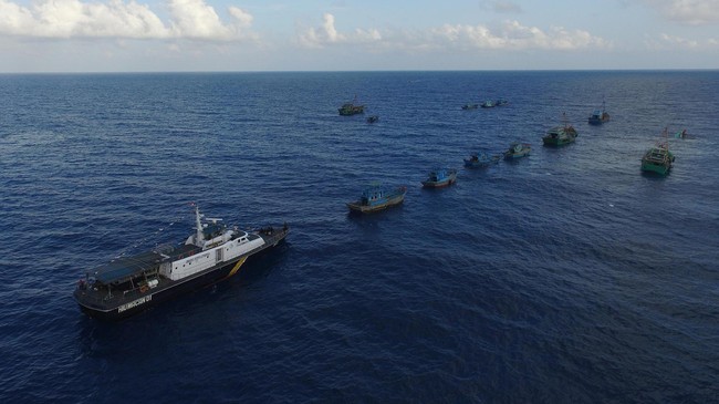 Kebijakan soal bongkar muatan di laut atau transshipment menuai protes karena merugikan perusahaan pengolahan ikan, di antaranya di Bitung, Sulawesi Utara.