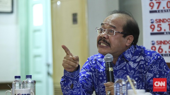 Anggota Komisi VII DPR Kurtubi menilai pemerintah sudah mengalah dengan memberikan izin ekspor kepada Freeport asal izin usahanya berbentuk IUPK.