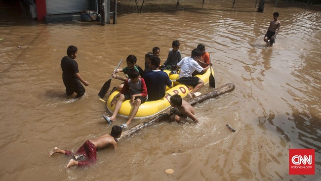 Dinas Tata Air Jakarta memastikan banjir Kemang bukan karena tanggul jebol. Hingga kini, belasan mobil pompa air masih diterjunkan.