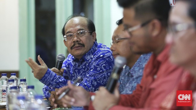 Anggota Komisi VII DPR Fraksi Partai Nasdem Kurtubi menilai harga BBM yang diatur pemerintah, baik itu Premium atau Solar memang harus disesuaikan.