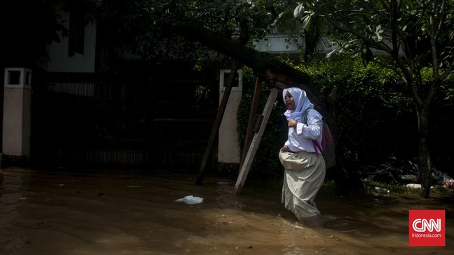 Hujan deras yang mengguyur Kota Bekasi sejak pagi membuat ribuan rumah warga terendam banjir dengan ketinggian mulai 50 sentimeter hingga 1 meter.