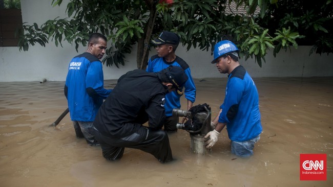 Ragam cara warga pesisir Jakarta untuk bertahan secara mandiri dari serbuan banjir, mulai dari meninggikan lantai rumah hingga patungan pompa air.