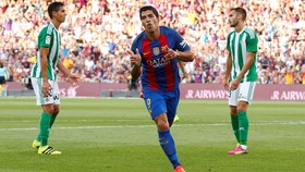 Suarez Hattrick, Barca Menang 6-2
