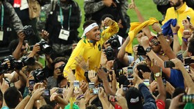 Usai Dapat Emas, Neymar Lepas Ban Kapten Brasil