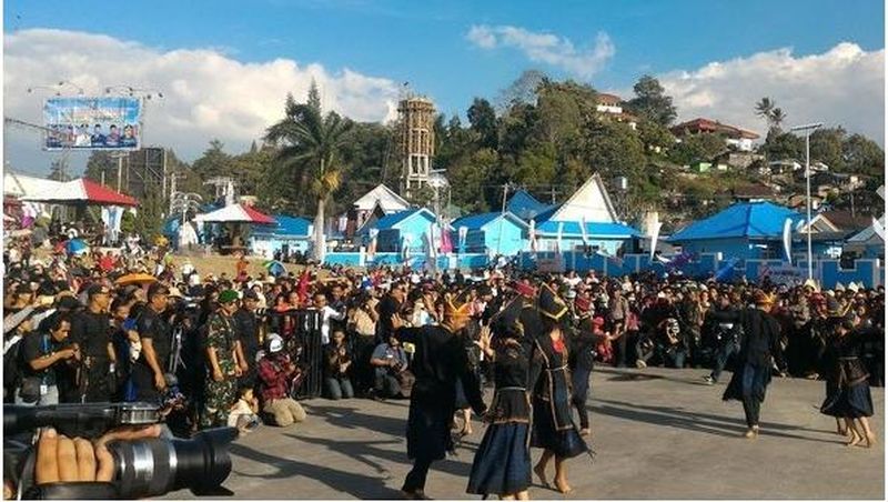 Netizen dari seluruh penjuru Indonesia tak henti-hentinya bercuit tentang keindahan Danau Toba di Twitter.