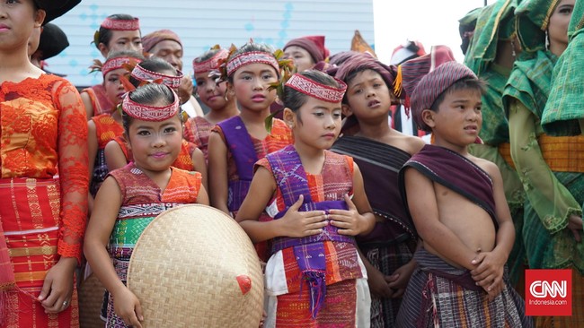 Ribuan warga Balige, Sumatera Utara, memenuhi jalanan untuk menyambut Karnaval Kemerdekaan Pesona Danau Toba 2016 yang dihadiri oleh Presiden Jokowi.