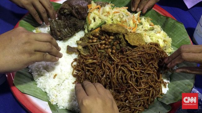 Nasi Ambeng adalah salah satu warisan kuliner Jawa yang ada di Selangor, Malaysia. Nasi ini disajikan di nampan besar yang penuh lauk pauk sedap.