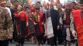 Warga Adat Toba Naik Kapal 3 Hari, Minta Jokowi Tutup PT TPL
