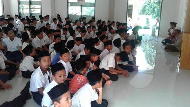 Gairah menyambut hari Kemerdekaan Indonesia yang ke-71 mengalir sampai jauh, ke pelosok-pelosok desa, dan ke pesantren-pesantren.
