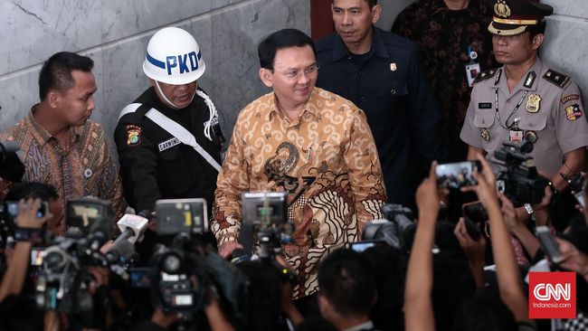 Gubernur DKI Jakarta Basuki Tjahaja Purnama menanggapi santai simulasi PDIP yang menjadikannya sebagai calon wakil gubernur pada Pilkada DKI Jakarta 2017.