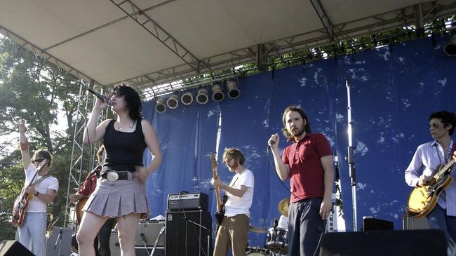 Meski dikenal sebagai penyanyi solo, namun Feist sempat menjadi personel Broken Social Scene sejak 2002 hingga 2005.