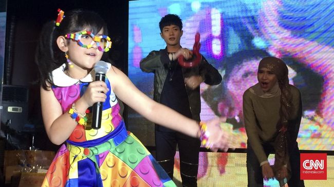 Melly menciptakan lagu untuk Thania, bocah tujuh tahun asal Semarang. Seleb lain seperti Lee terlibat video klipnya secara sukarela.