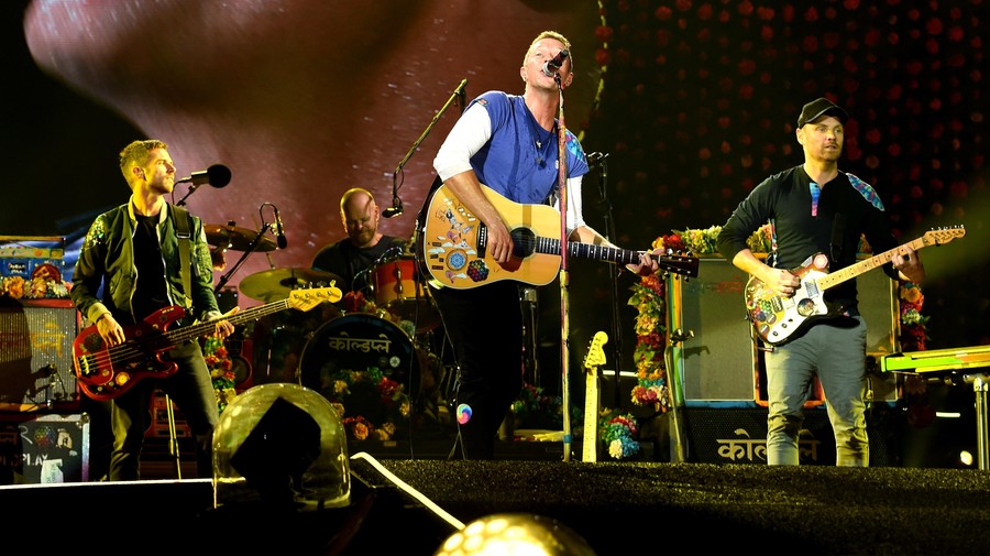 PASADENA, CA - AUGUST 20:  Singer Chris Martin of Coldplay performs at the Rose Bowl on August 20, 2016 in Pasadena, California.  (Photo by Kevin Winter/Getty Images)