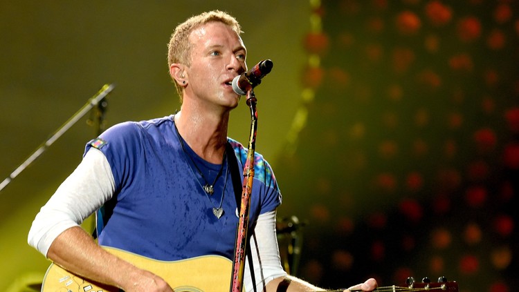 PASADENA, CA - AUGUST 20:  Singer Chris Martin of Coldplay performs at the Rose Bowl on August 20, 2016 in Pasadena, California.  (Photo by Kevin Winter/Getty Images)