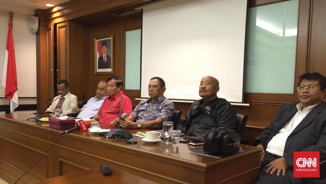 Rencana lokasi penyelenggaraan Kongres Luar Biasa PSSI di Makassar, pada 17 Oktober mendatang mengundang pertanyaan anggota Komite Pemilihan (KP) PSSI.