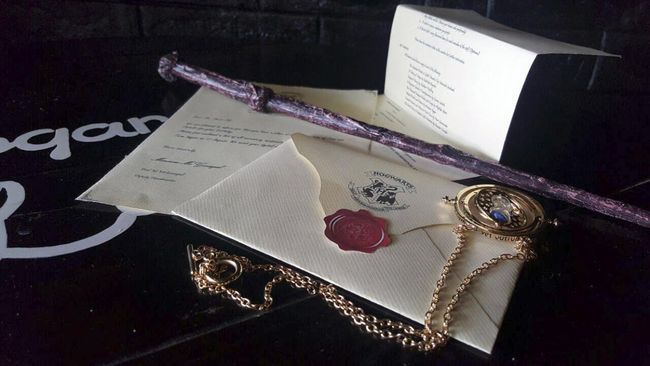 Rumah '4 Privet Drive in Little Whinging' itu sudah direnovasi, tapi lemari bawah tangga kamar Harry Potter masih ada.