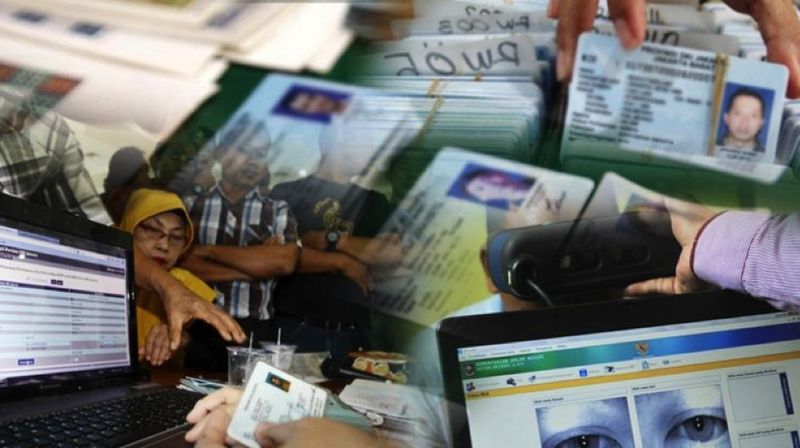 Belum punya KTP Elektronik (E-KTP)? Ayo segera buat E-KTP yang memiliki chip kotak kecil berwarna emas.