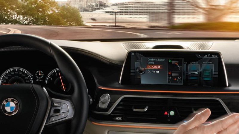 Memanfaatkan gesture sebagai alat control sudah merambah kedalam kabin sedan mewah sekelas BMW 7 Series.