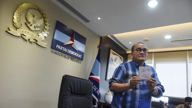 Ruhut Sitompul yang memberikan dukungan kepada pasangan Ahok- Djarot dinilai melanggar etika partai. 