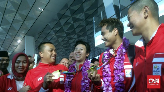 Menpora Imam Nahrawi meraih SIWO Golden Award sebagai tokoh penyambung tradisi medali emas Olimpiade di Rio de Janeiro tahun lalu.