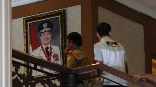 KPK resmi menetapkan Gubernur Sulawesi Tenggara Nur Alam sebagai tersangka kasus dugaan korupsi dalam perizinan tambang di provinsi tersebut.