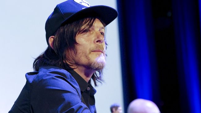 Reedus memang dikenal sebagai pribadi yang cuek sekaligus jahil selama di lokasi syuting serial The Walking Dead.