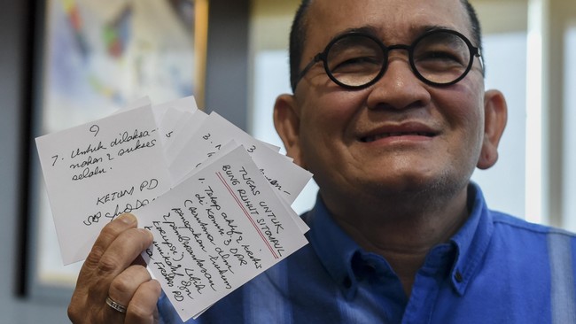 Ruhut Sitompul kembali menghadapi persoalan karena pernyataannya. Kali ini, ia dinonaktifkan dari Partai Demokrat oleh Susilo Bambang Yudhoyono.