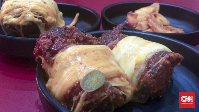 Di restoran Ojju, penggemar kuliner Korea bisa mencicipi beef ribs dan chicken wing, yang dibalut keju mozarella.