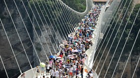Dua Pekan Dibuka, Jembatan Kaca di Tiongkok Ditutup