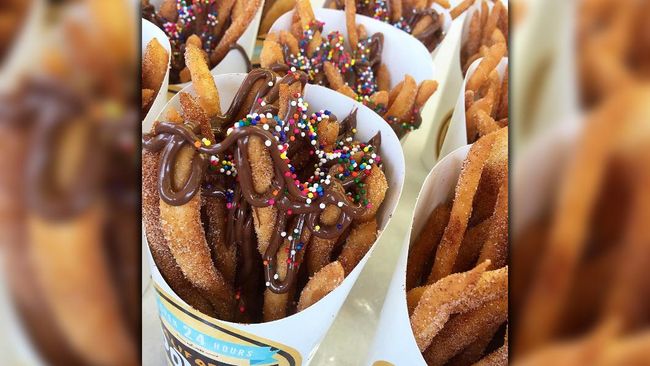 Donat kentang goreng yang ditawarkan gerai roti bergaya retro di kawasan Koreatown ini dipastikan tak lagi dijual ketika makan siang.