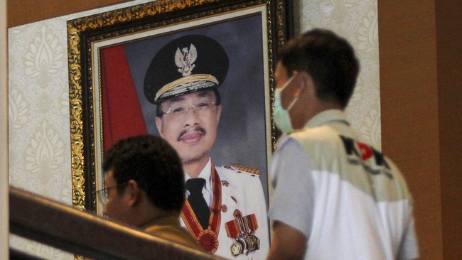Kasus dugaan korupsi Gubernur Sulawesi Tenggara Nur Alam menjadi pintu masuk untuk membuka kekisruhan tambang. KPK pun didesak menelusuri pihak swasta.