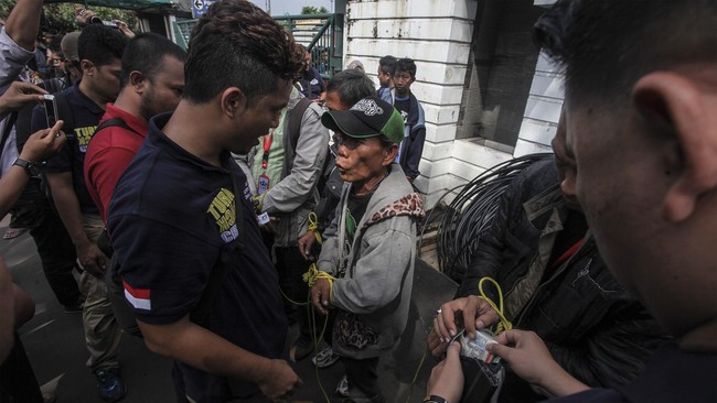 Kericuhan diduga karena adanya perselisihan di antara rektor baru yang akan dilantik, Edi Suandi Hamid, dengan rektor lama, Thoby Mutis.