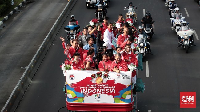 Setelah diarak-arak keliling Jakarta, peraih medali emas Olimpiade Rio de Janeiro, Liliyana Natsir, juga disambut antusias masyarakat Manado.