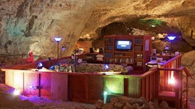 Lima Hotel Gua yang Dingin dan Penuh Misteri
