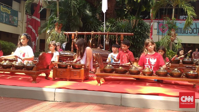 Anak-anak ekspatriat dan berdarah campuran, ternyata mahir memainkan salah satu alat musik tradisional Indonesia, yakni gamelan.
