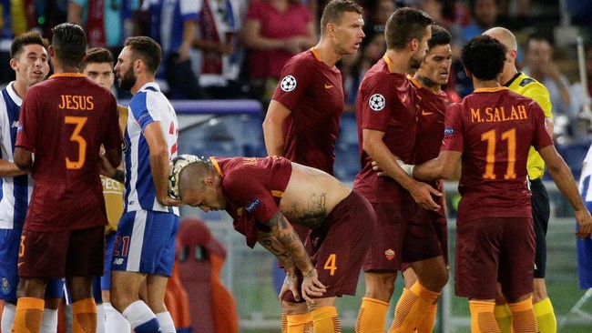 Pelatih AS Roma, Luciano Spalletti, mengaku kaget skuatnya kalah telak dari FC Porto dengan skor 0-3 setelah dua pemainnya terkena kartu merah. 