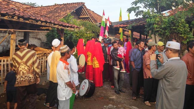 Akan banyak hal unik juga yang terjadi selama kamu mengabdi di desa. Salah satu kegiatan unik tersebut adalah menghadiri hajatan warga desa. Perlu dihadiri?