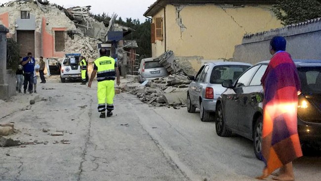 Setidaknya enam orang tewas diyakini tewas akibat gempa bumi berkekuatan 6,2 skala Richter yang mengguncang tengah Italia pada Rabu (24/8).