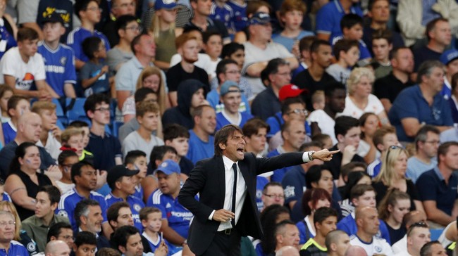 Manajer Chelsea, Antonio Conte, gembira menyaksikan performa Eden Hazard dan Pedro Rodriguez melawan Burnley di Stamford Bridge, Sabtu (27/8).