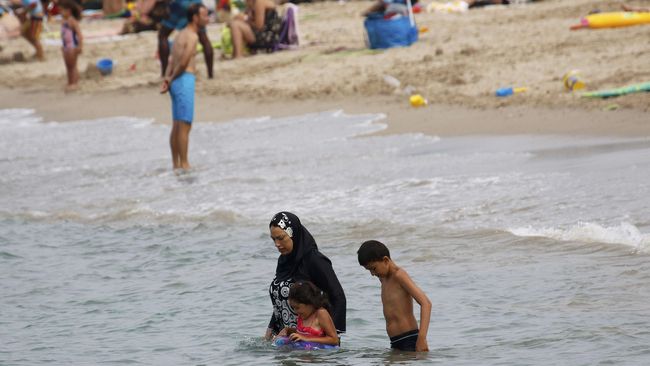Beberapa negara membebaskan penggunaan burkini karena wanita yang mengenakan baju renang tertutup di laut pun mempunyai alasan yang berbeda-beda.