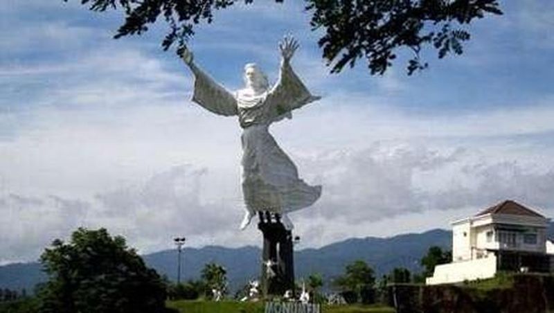 Salah satu contoh konkret CEO Commitment yang sukses dalam memajukan pariwisata di daerah adalah Manado, Sulawesi Utara.