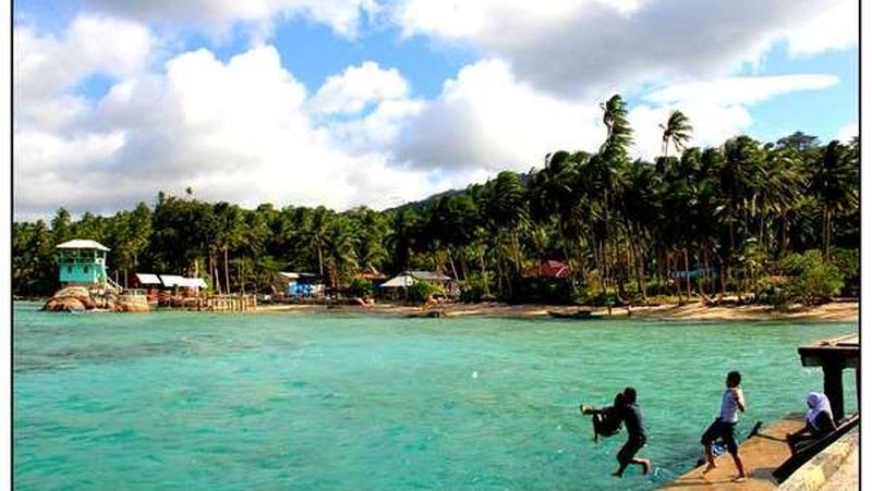 Kepulauan Riau adalah dengan menjadikan wilayah tersebut sebagai Kawasan Ekonomi Kreatif (KEK) Pariwisata.